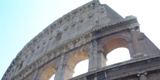 Colosseum avtecknad mot himlen